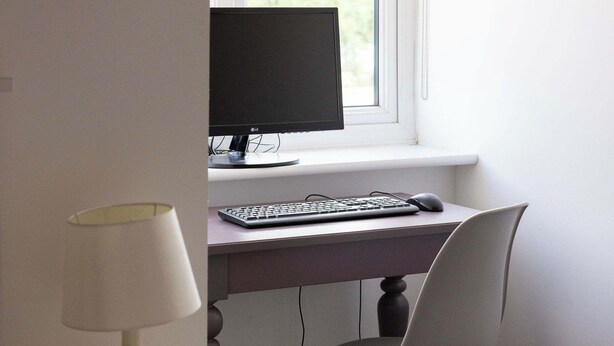 A neatly arranged workspace with a desk, chair, and lamp. - Modern Family Retreat Nr Beaches and Marina (Birdham)