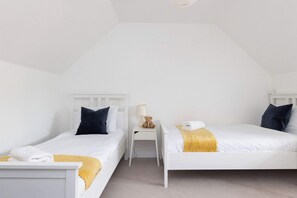 5 bedrooms, desk, iron/ironing board, travel crib
