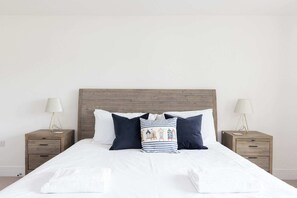 5 bedrooms, desk, iron/ironing board, travel crib