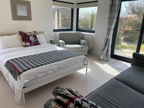 5 chambres, bureau, fer et planche à repasser, lit parapluie