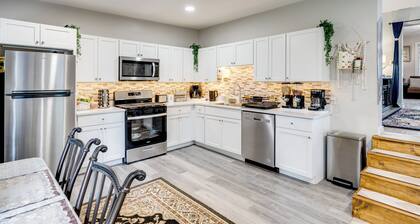 1 Mi to Dtwn Elgin: Dutch Colonial w/ Lovely Patio