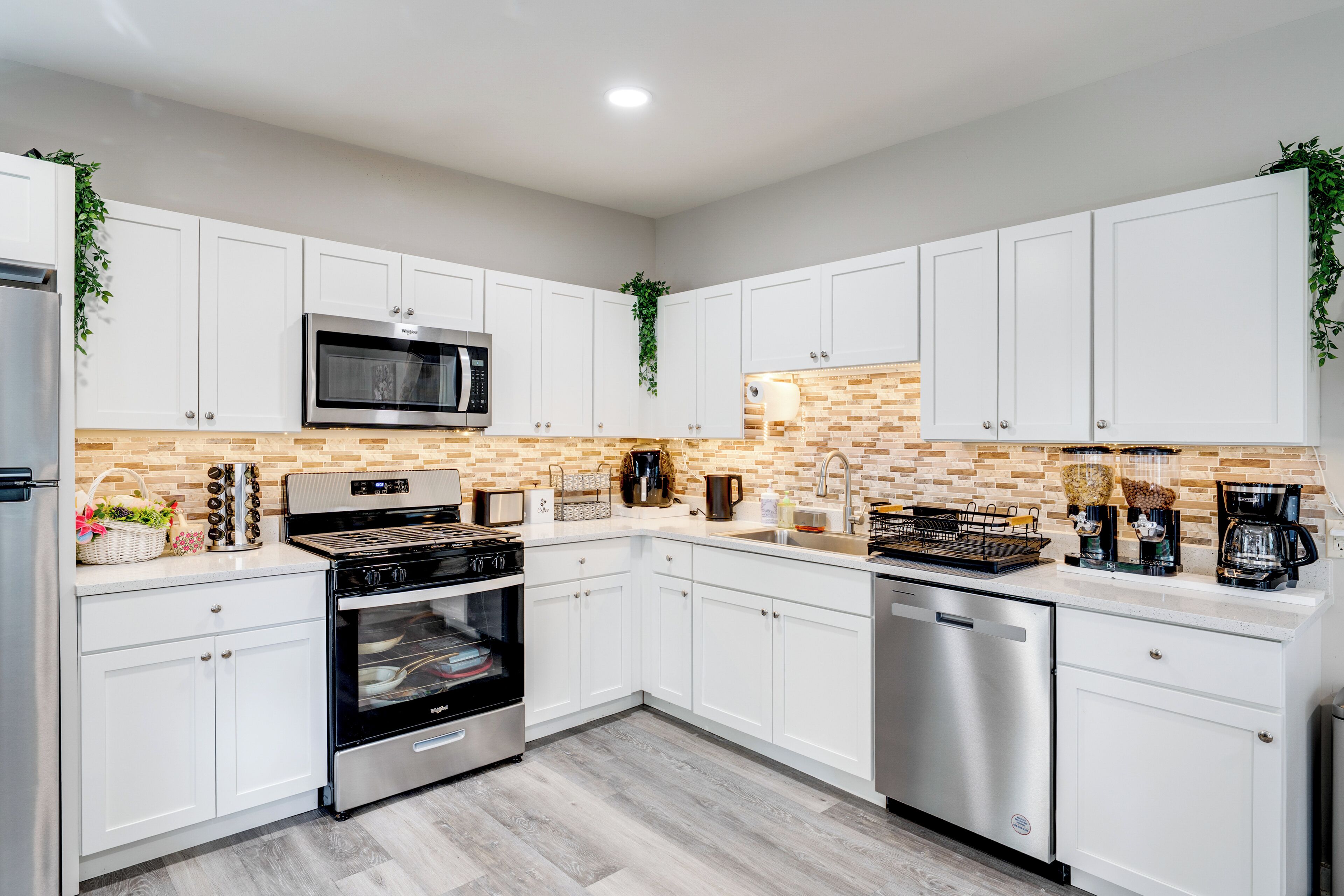 Fridge, microwave, stovetop, dishwasher