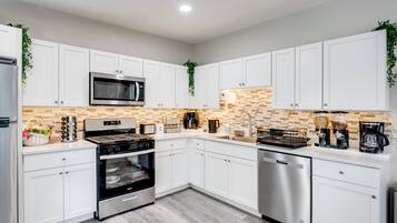 Fridge, microwave, stovetop, dishwasher