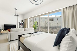 Een bureau, een strijkplank/strijkijzer, wifi, beddengoed
