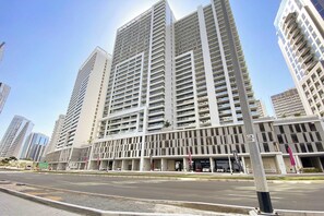 Exterior - Silkhaus Elite 1BDR | Business Bay with Canal View (Dubai)