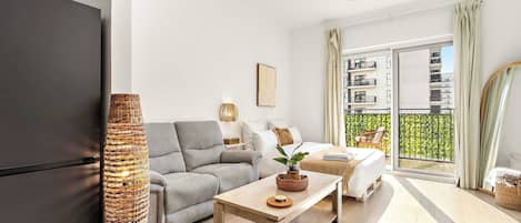 Desk, iron/ironing board, WiFi, bed sheets