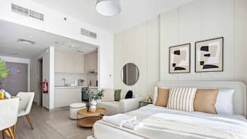 Escritorio, tabla de planchar con plancha, wifi y ropa de cama