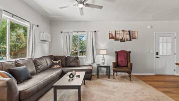 Cabaña, vista a la montaña | Área de sala de estar