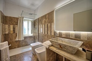 Dutxa, assecador de cabells i bidet 