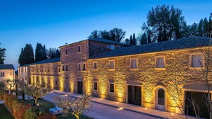 A stone building with multiple windows and a paved courtyard. - Villa in Volterra with 2 bedrooms sleeps 6 (Volterra)