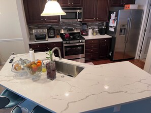 冷蔵庫、電子レンジ、オーブン、コンロ