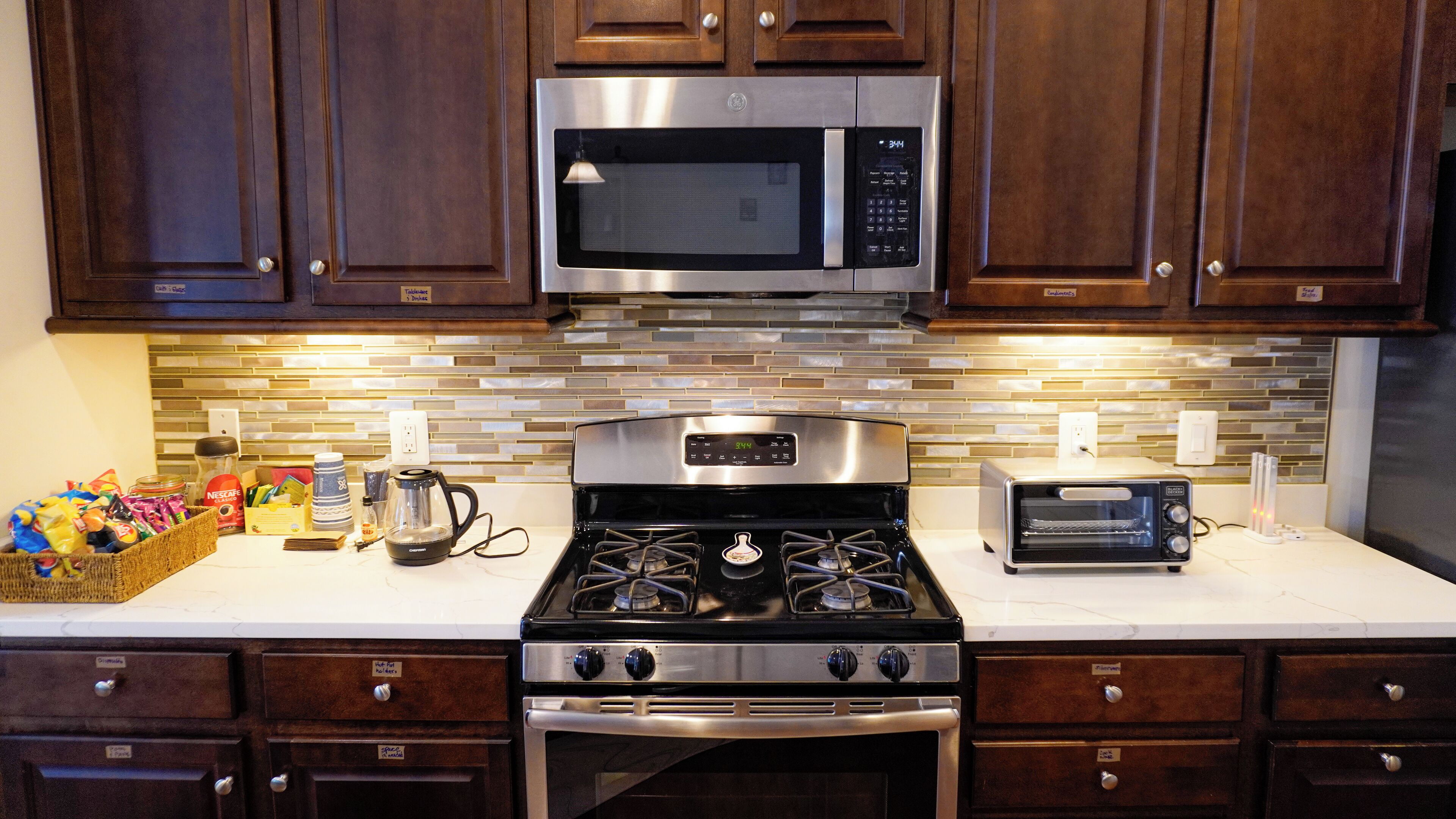 Refrigerador, microondas, horno, placa de cocina