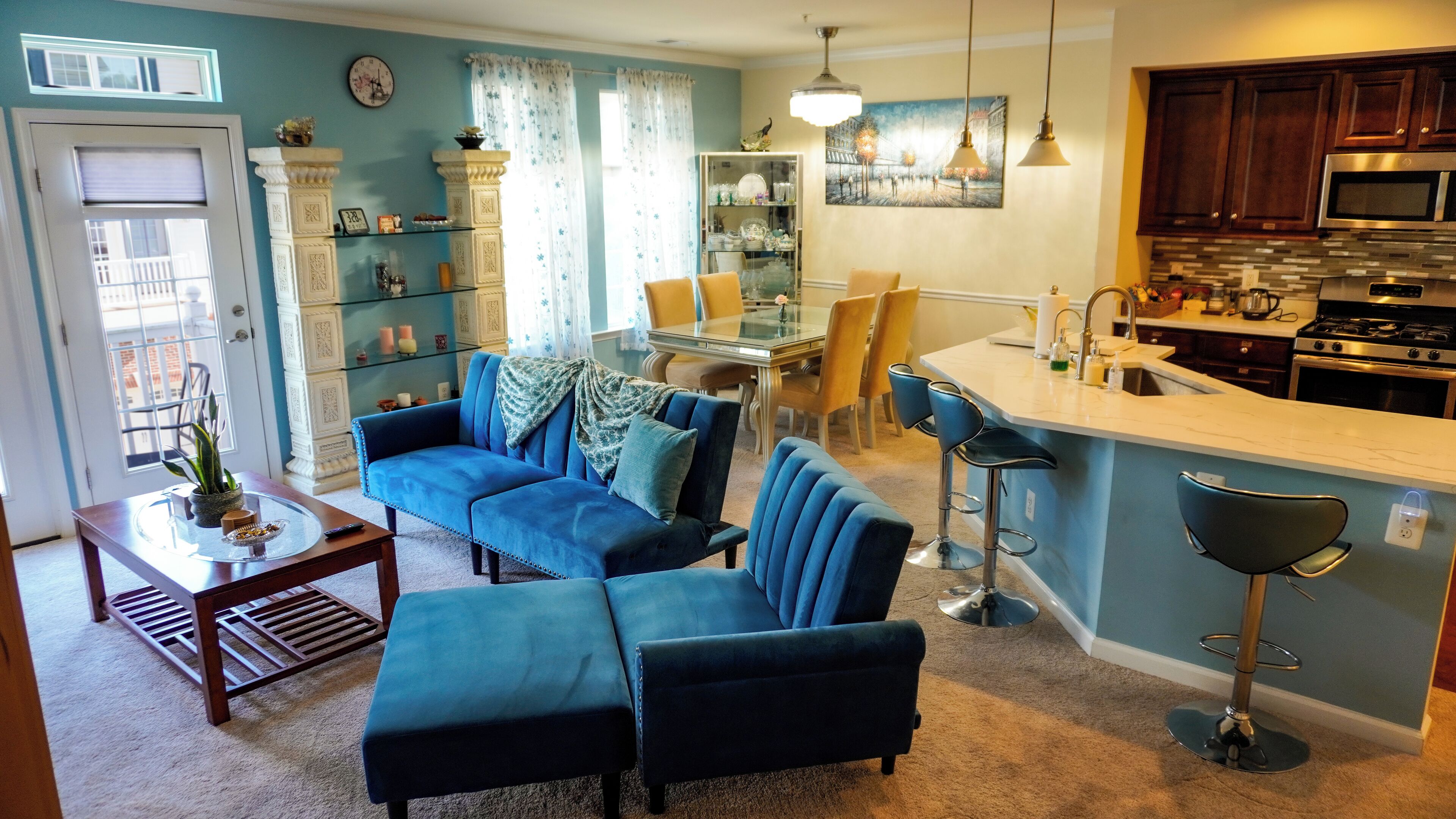 Smart-TV, DVD-Player, Bücher, Musikbibliothek