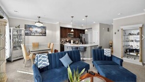 Téléviseur connecté, lecteur de DVD, livres, sélection de musique