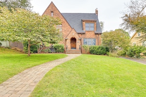 Exterior - Easy Train Access to NYC! Elegant Family Retreat (West Orange)
