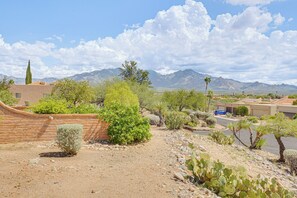Property grounds - Quiet Townhome w/ Mountain Views in Green Valley (Green Valley)