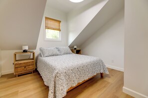 2 bedrooms, Internet, bed sheets - 1 Block to Loveland Bike Trail: 'The Frog Man Inn' (Loveland)