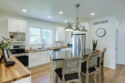 1 Block to Loveland Bike Trail: 'The Frog Man Inn'