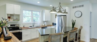 1 Block to Loveland Bike Trail: 'The Frog Man Inn'