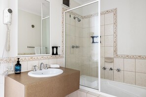 Sèche-cheveux, serviettes fournies, savon, shampoing