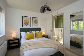 4 habitaciones, escritorio, tabla de planchar con plancha y wifi 
