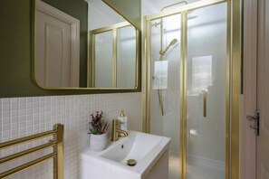 Shower, hair dryer, towels - Modern Home on Edge of Cotswolds, Private Parking (Prestbury)