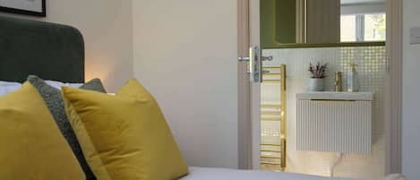 4 bedrooms, desk, iron/ironing board, WiFi