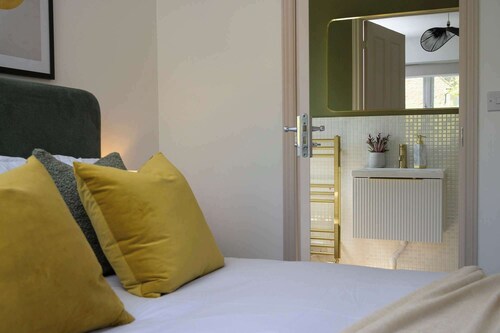 Modern Home on Edge of Cotswolds, Private Parking