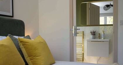 Modern Home on Edge of Cotswolds, Private Parking