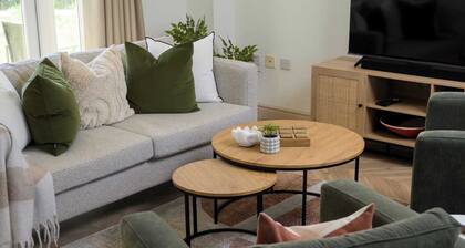 Modern Home on Edge of Cotswolds, Private Parking