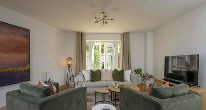 Modern Home on Edge of Cotswolds, Private Parking