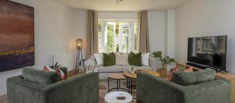 Modern Home on Edge of Cotswolds, Private Parking