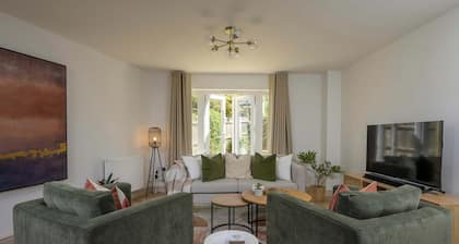 Modern Home on Edge of Cotswolds, Private Parking