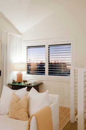3 bedrooms, desk, iron/ironing board, WiFi - The Nest - Oceanstays (Yamba)