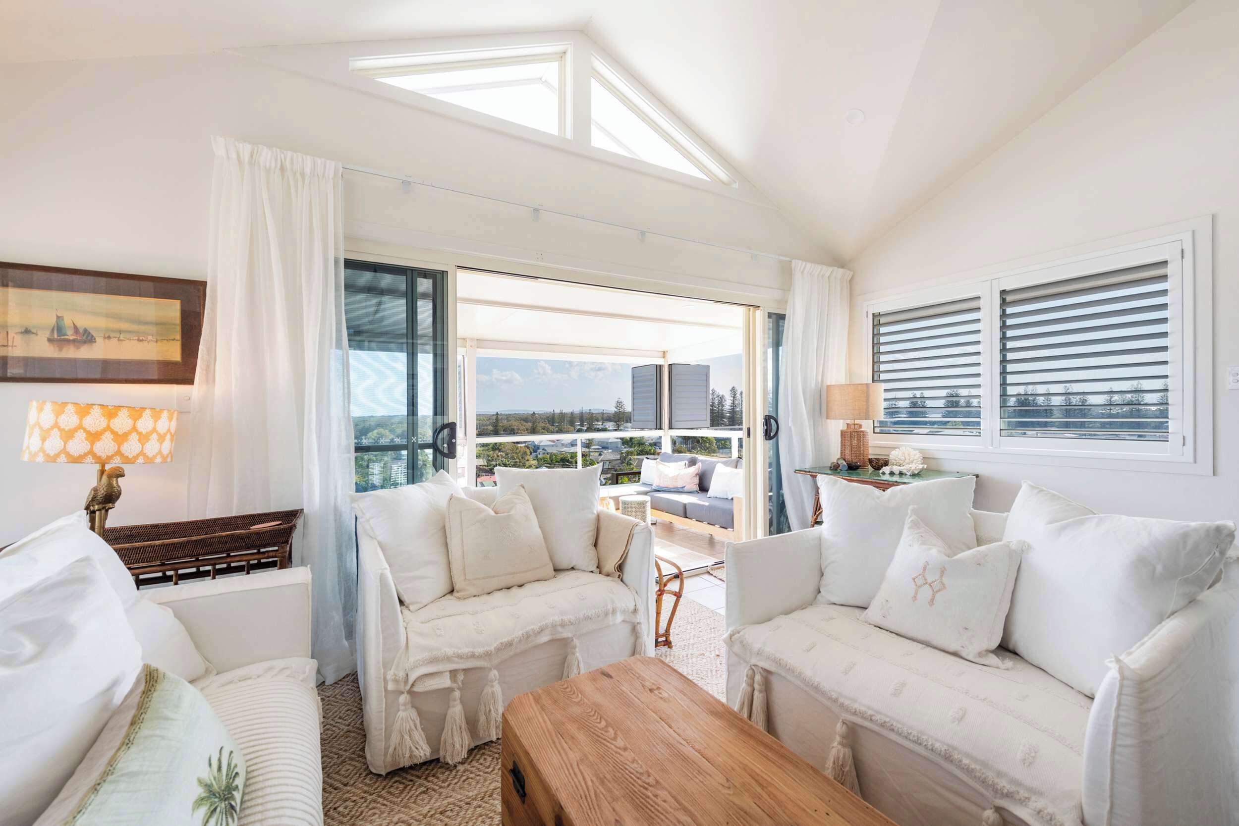 Télévision, livres, espaces bureaux