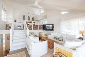 Televisión, libros y oficina