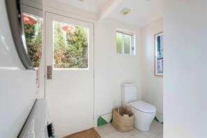 Shower, hair dryer, towels - The Nest - Oceanstays (Yamba)