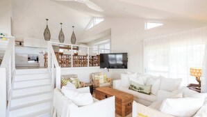 TV, books, offices - The Nest - Oceanstays (Yamba)
