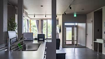 Frigorífico, microondas, placa de cocina y tostadora