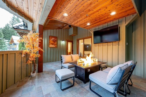  Luxury Chalet 8BR with Hot Tub in Whistler