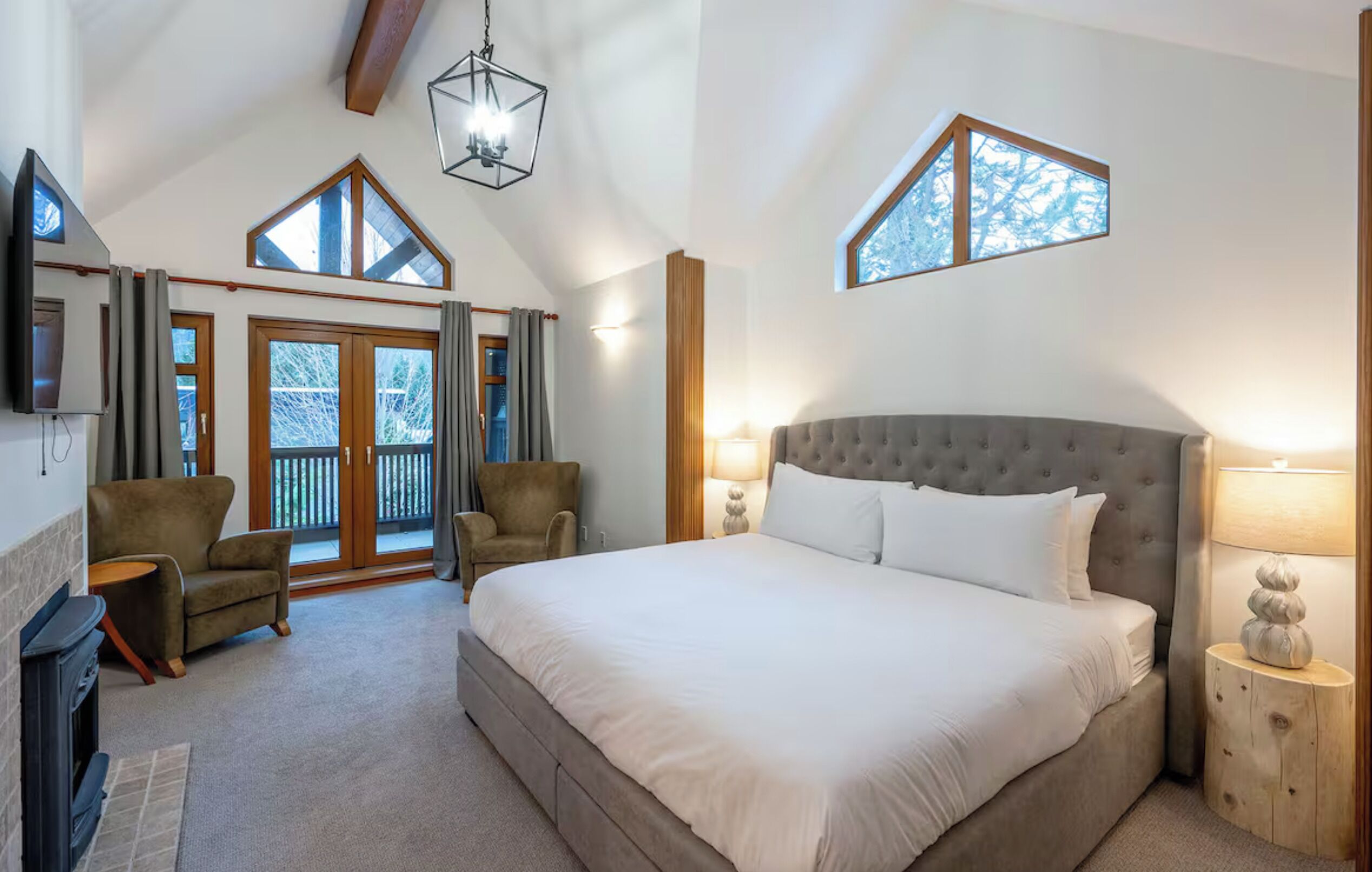 8 chambres, fer et planche à repasser, Wi-Fi, draps fournis