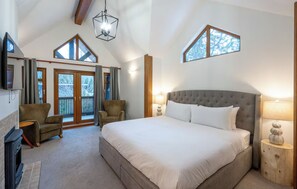 8 bedrooms, iron/ironing board, WiFi, bed sheets