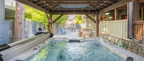 Outdoor spa tub