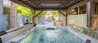 Luxury Chalet 8BR with Hot Tub in Whistler