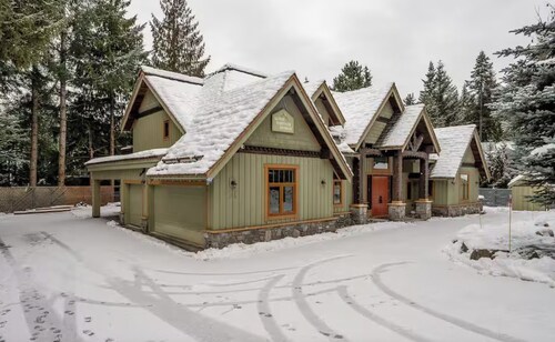  Luxury Chalet 8BR with Hot Tub in Whistler