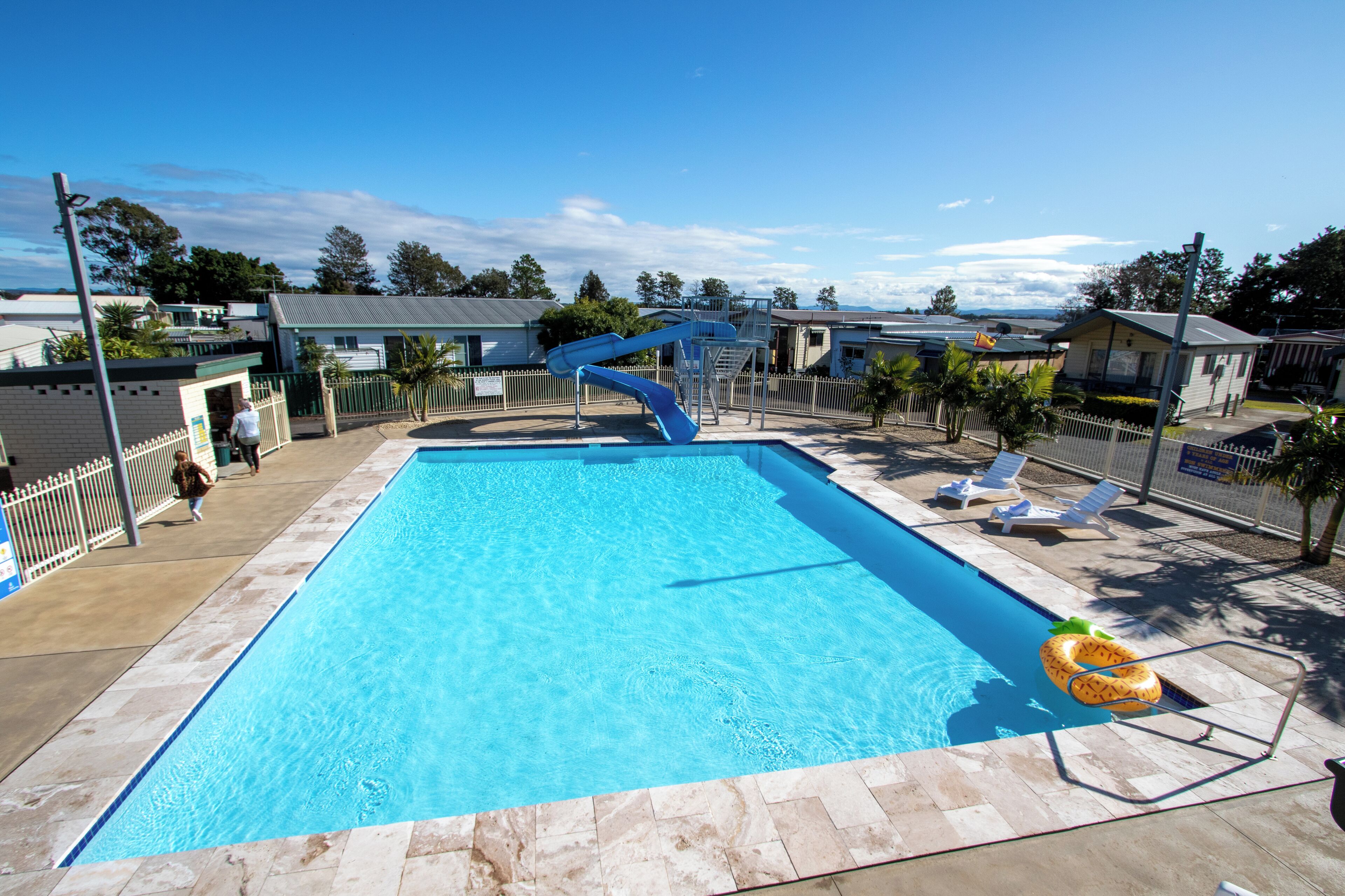 حمّام سباحة خارجي موسمي