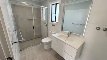 Deluxe Studio | Bathroom | Shower, free toiletries, towels, toilet paper