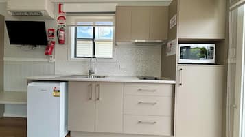 Economy Studio | Private kitchen | Microwave, stovetop, toaster, cookware/dishes/utensils