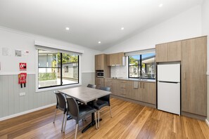 Microondas, placa de cocina, tostadora, utensilios de cocina