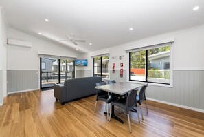 Superior Accessible 2 Bedroom Villa | 房內用餐區